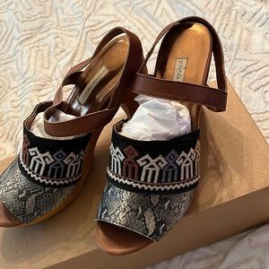 Cynthia Vincent Boho Style Sandals with platform Wood Heels Loved! Size 8.5